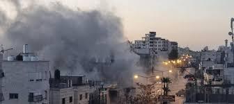 الاحتلال يشن اقتحامًا واسعًا في حلحول ويشن حملة قمعية على المواطنين بعد عملية التفجير