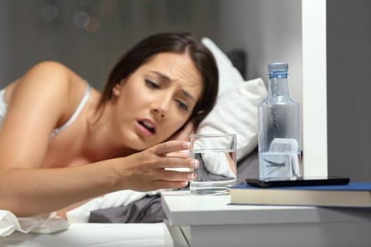 العطش الليلي.. 5 أسباب قد تفسر استيقاظك المتكرر بحثاً عن الماء