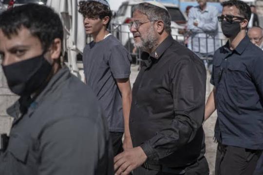 بن غفير يقتحم زنازين أسيرات فلسطينيات ويسخر من ظروف احتجازهن: «أنا سعيد لأنهن يعانين»