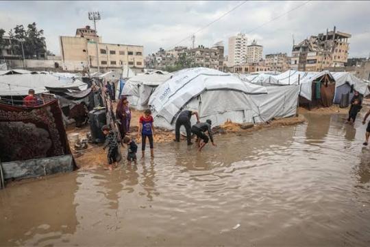 شتاء غزة يفاقم معاناة النازحين.. 8600 مجموعة إيواء عالقة خارج القطاع