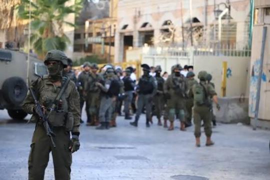 الاحتلال يعتقل مشتبهًا به بزعم التخطيط لهجوم على شارع رئيسي بالضفة الغربية