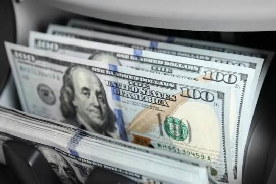 الدولار يقترب من أدنى مستوى أمام اليورو في 3 أشهر وسط مخاوف من خطة الخزانة الأميركية للسندات