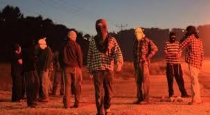 المستوطنون يضرمون النار في أحد المنازل ويستهدفون سكان التجمع بالاعتداء