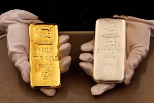 الذهب يقفز بأكثر من 2% مع تراجع رهانات رفع الفائدة الأميركية