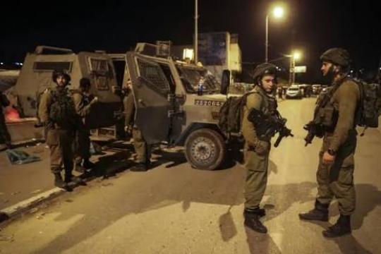 الاحتلال يقتحم بيرنبالا ويعتقل ثلاثة مواطنين ويُبعد مقدسياً عن الأقصى