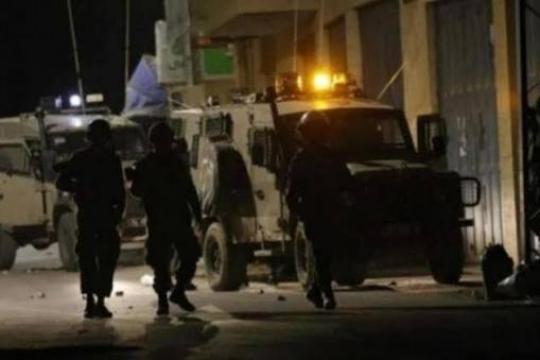 قوات الاحتلال تقتحم بيت دقو شمال غرب القدس وتشن حملة اعتقالات