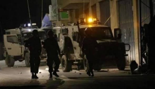 نحو 10 جيبات عسكرية تنتشر في أحياء القرية وتداهم عددًا من المنازل قبل الانسحاب