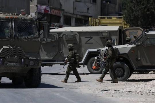 اعتقالات واقتحامات إسرائيلية في 4 مناطق بالضفة الغربية