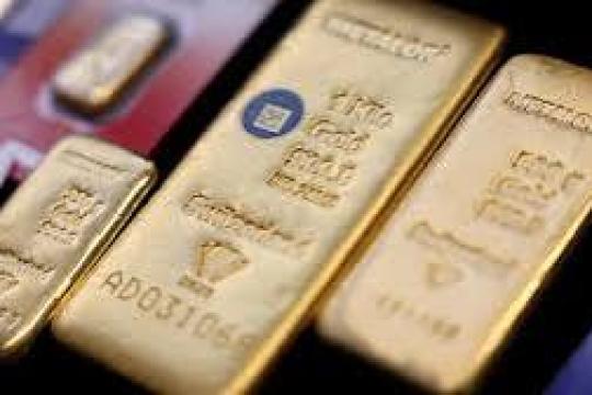 الذهب يتجه لإنهاء الأسبوع منخفضًا تحت ضغط أسعار الطاقة وعوائد السندات