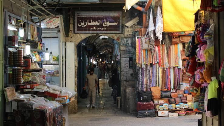 محافظة القدس: تراجع السياحة منذ أكتوبر 2023 يفاقم أزمة المحال والفنادق والمطاعم والحرفيين في البلدة القديمة ومحيط الأقصى