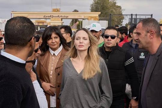 بالأقمار الصناعية.. أنجلينا جولي توثق دمار غزة وتوجه رسالة إنسانية مؤثرة