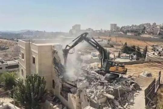 قوات الاحتلال تستكمل هدم عقارات في بلدة الطور وتعتدي على أصحابها شرق القدس