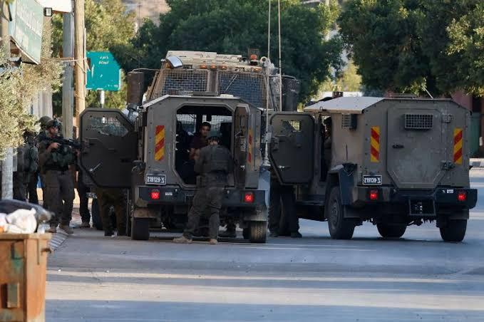 الاحتلال يعتقل 12 فلسطينياً ويقيم حاجزاً عسكرياً جنوب شرق بيت لحم
