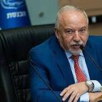 ليبرمان يتهم نتنياهو بالسعي إلى حرب قبل الانتخابات ويدعو إلى تفكيك السلطة الفلسطينية