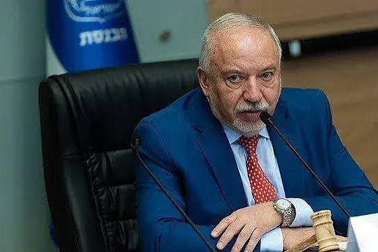 ليبرمان يتهم نتنياهو بالسعي إلى حرب قبل الانتخابات ويدعو إلى تفكيك السلطة الفلسطينية