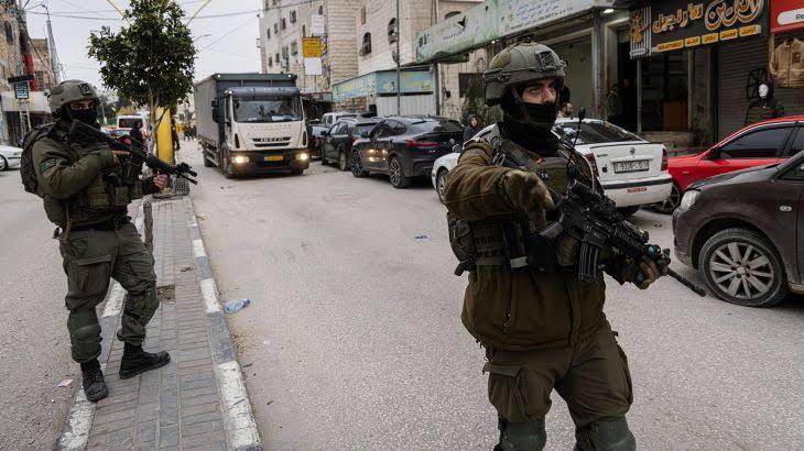 الاحتلال يعتقل 22 فلسطينيا خلال اقتحامات في بيت لحم ونابلس وطولكرم وجنين بينهم أطفال وأسرى محررون