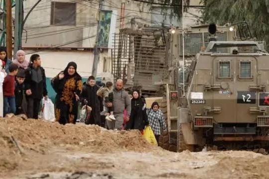 هآرتس: الجيش الإسرائيلي يستعد للسيطرة على مخيمات لاجئين إضافية في الضفة وسكانها يحذرون من تهجير جماعي