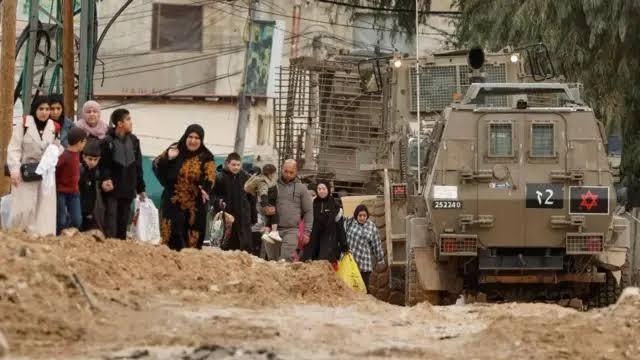 تقرير للصحيفة الإسرائيلية ينقل مخاوف فلسطينية من تكرار سيناريو جنين وطولكرم ونور شمس، وسط تحذيرات من تغيير الواقع الديمغرافي في الضفة الغربية واستغلال التصعيد قبيل الانتخابات الإسرائيلية.