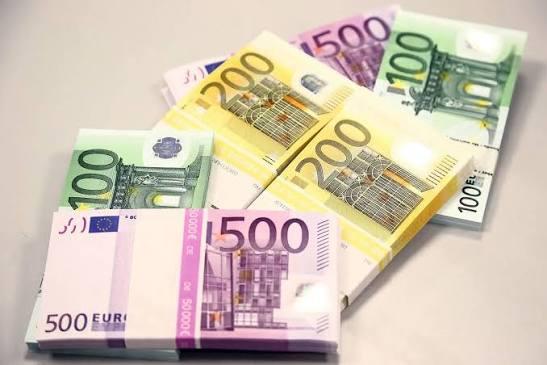 قوة العملة الأميركية ومخاوف الديون الفرنسية تضغطان على اليورو