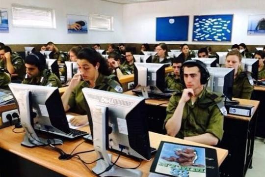 جيش الاحتلال يلاحق الفلسطينيين بسبب منشوراتهم.. وحدة خاصة تحوّل المحتوى الرقمي إلى اعتقالات واقتحامات
