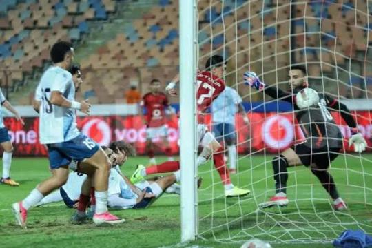 الأهلي ينتزع تعادلاً مثيراً أمام القناة بثلاثية لكل منهما في الدوري المصري الممتاز