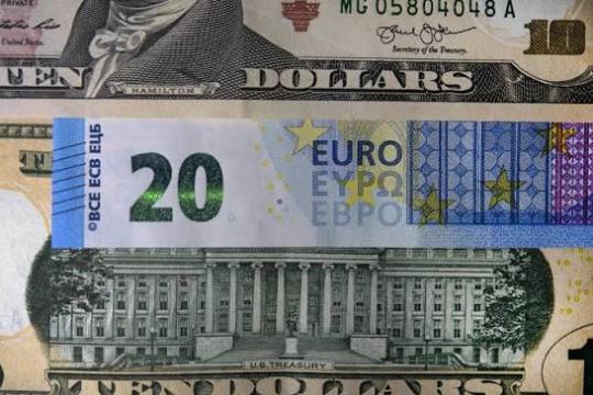 اليورو يتراجع أمام الدولار مع ترقب قرارات البنوك المركزية وارتفاع أسعار النفط