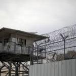 إدارة سجن "عوفر" تحرم المعتقلين من معرفة مواعيد أذانَي الفجر والمغرب