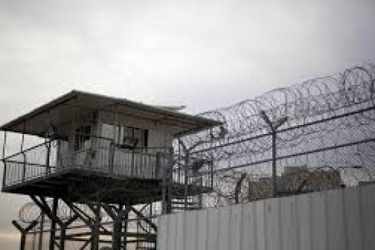 إدارة سجن "عوفر" تحرم المعتقلين من معرفة مواعيد أذانَي الفجر والمغرب