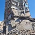 انهيار أجزاء من برج الشوا والحصري في حي الرمال بغزة جراء العدوان الإسرائيلي