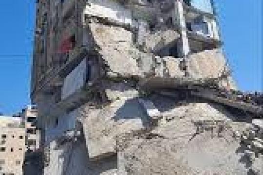 انهيار أجزاء من برج الشوا والحصري في حي الرمال بغزة جراء العدوان الإسرائيلي