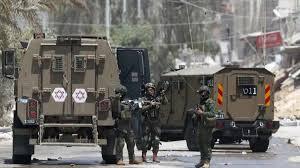 إصابات واعتقال مواطن واقتحام مخيم قلنديا وإجبار محال على فتح أبوابها