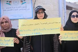 وقفة احتجاجية في دير البلح تسلط الضوء على معاناة انفصال الأزواج وتعثر السفر بسبب القيود المستمرة