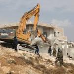 الاحتلال يهدم منشآت تجارية ويعتقل شبانًا ويعتدي على مقدسيين في القدس المحتلة