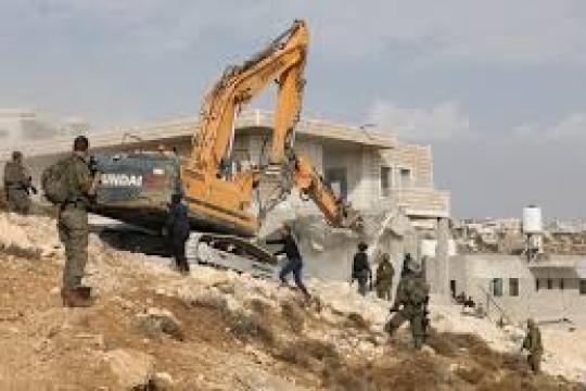 الاحتلال يهدم منشآت تجارية ويعتقل شبانًا ويعتدي على مقدسيين في القدس المحتلة