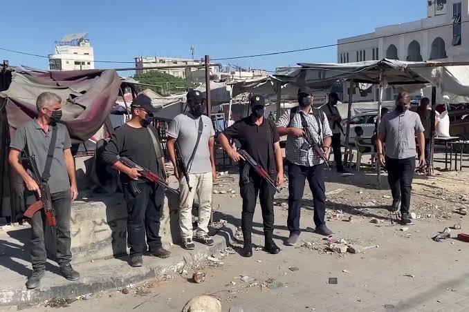 تقارير تكشف تشكيل 5 مجموعات مسلحة في القطاع ودور متصاعد لها وسط جدل حول مصيرها ضمن ترتيبات “مجلس السلام”