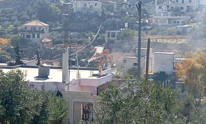 اقتحام منطقة أم ركبة وإغلاقها بالكامل قبل الشروع بهدم منزل بحجة البناء دون ترخيص