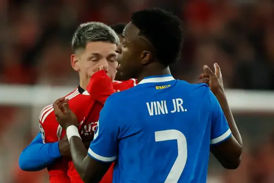 فيفا يدرس اعتماد "قانون بريستياني" لمواجهة الإساءات اللفظية داخل الملعب