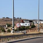 مستوطنون يثبتون كاميرات مراقبة في أراضي أم صفا غرب رام الله وسط تحذيرات من توسع استيطاني