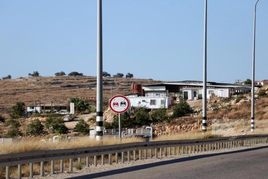مستوطنون يثبتون كاميرات مراقبة في أراضي أم صفا غرب رام الله وسط تحذيرات من توسع استيطاني