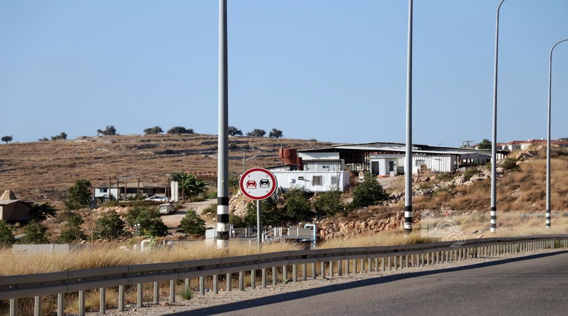 مستوطنون يثبتون كاميرات مراقبة في أراضي أم صفا غرب رام الله وسط تحذيرات من توسع استيطاني