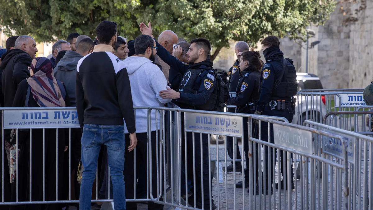 الاحتلال يصدر قرار إبعاد ستة أشهر بحق مرابطة من المسجد الأقصى في تصعيد جديد ضد المقدسيين