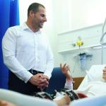 رئيس وزراء مالطا يزور الطفل الفلسطيني الجريح عبد الكريم في المستشفى