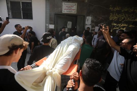 تشييع 50 شهيداً انتشلت جثامينهم من تحت الأنقاض في مدينة غزة