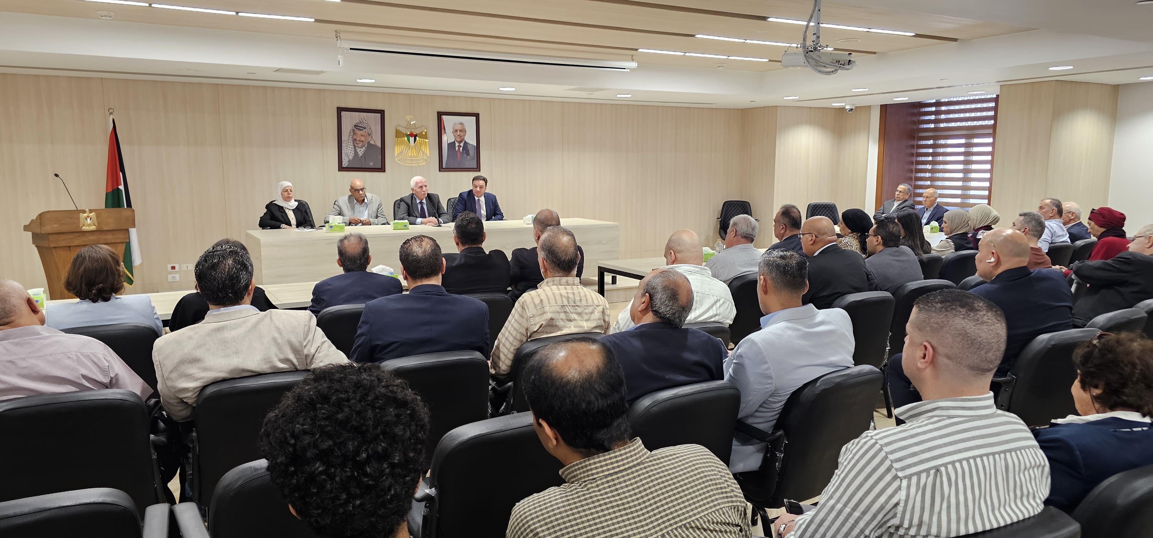 اللجنة تؤكد أهمية إشراك الفصائل والمنظمات الشعبية والمستقلين والمرأة والشباب في الاستحقاق الانتخابي