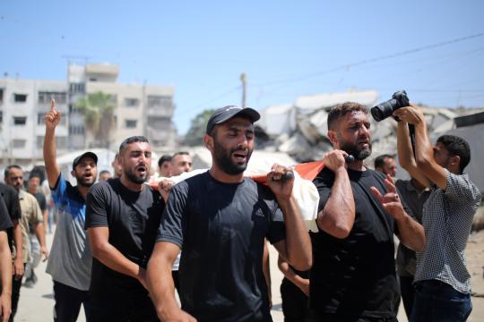 شهيد ومصابون بغارة إسرائيلية على مواصي خان يونس
