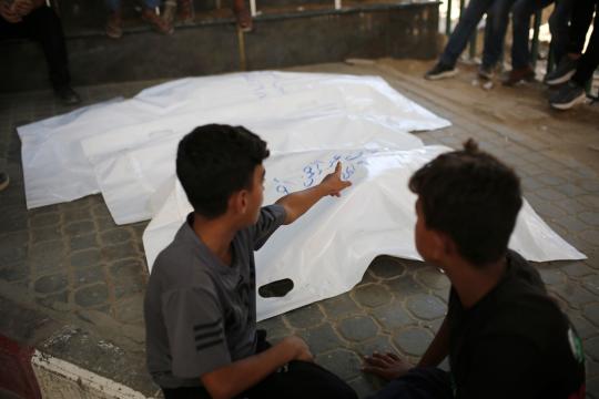 فلسطينيون يشيعون جثامين 4 شهداء من عائلة واحدة
