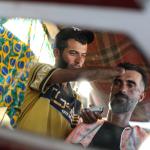 بيدٍ واحدة.. جهاد المبحوح حلاق بغزة يقاوم البتر ويصنع الأمل في خيام النزوح
