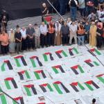 فلسطينيون يشيعون جثامين 43 شهيدًا بمخيم النصيرات