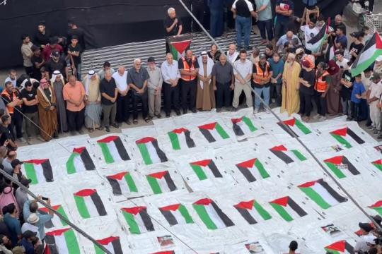فلسطينيون يشيعون جثامين 43 شهيدًا بمخيم النصيرات