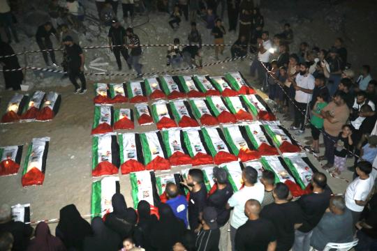 فلسطينيون يشيعون جثامين 105 شهداء إنتشلوا من منطقة اليرموك